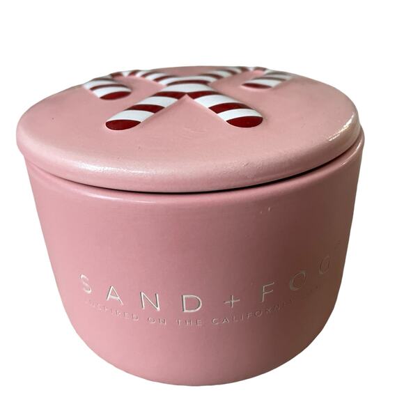 Sand & Fog Crushed Candy Cane Scented Christmas Candle with Holiday Lid 150z New - Picture 9 of 16